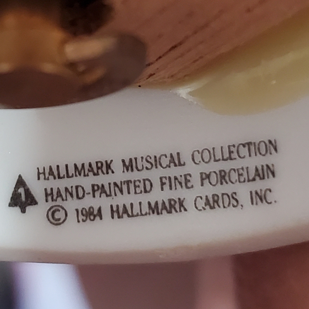VINTAGE BETSEY CLARK Hallmark musical 'When you wish upon a star' Disney1984 - Picture 6 of 9